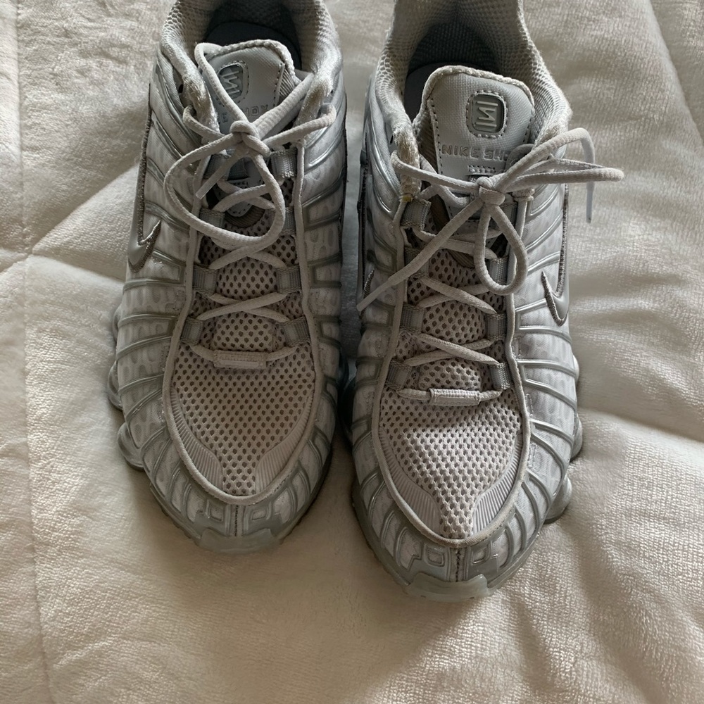 woman’s NIKE SHOX 7.5